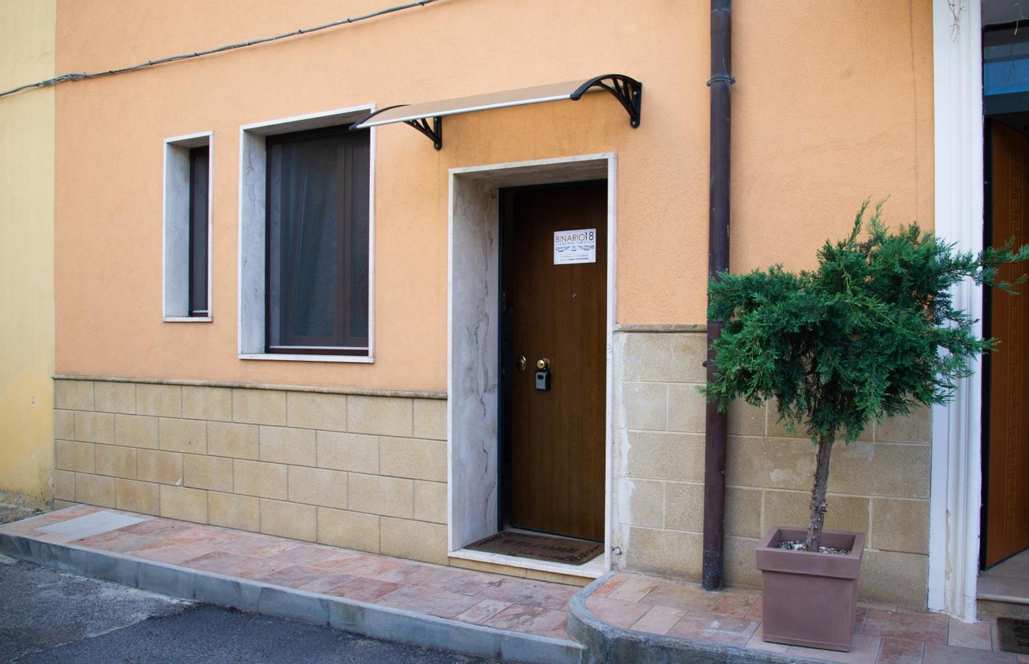 Intero Alloggio, Binario 18